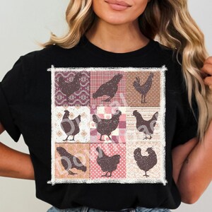 Pode incluir: Uma camiseta preta com um design de patchwork com uma variedade de padr&otilde;es rosa, marrom e branco. O design inclui nove quadrados com uma silhueta de um frango ou galo em cada quadrado.