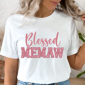 K&ouml;nnte beinhalten: Wei&szlig;es T-Shirt mit pinkfarbenem Glitzertext, der "Blessed Memaw" lautet.