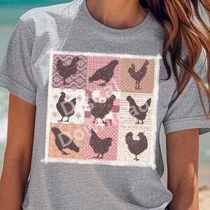 Pode incluir: Uma camiseta cinza com um design de patchwork que apresenta silhuetas de galinhas em v&aacute;rias poses. O patchwork est&aacute; em tons de rosa, vermelho e marrom.