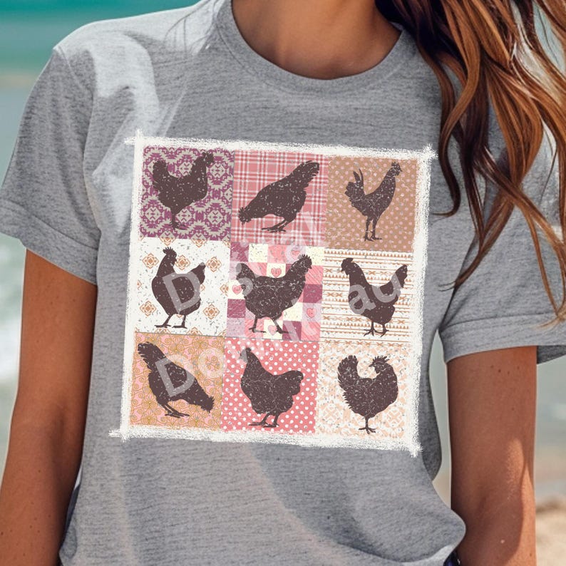 Pode incluir: Uma camiseta cinza com um design de patchwork que apresenta silhuetas de galinhas em v&aacute;rias poses. O patchwork est&aacute; em tons de rosa, vermelho e marrom.