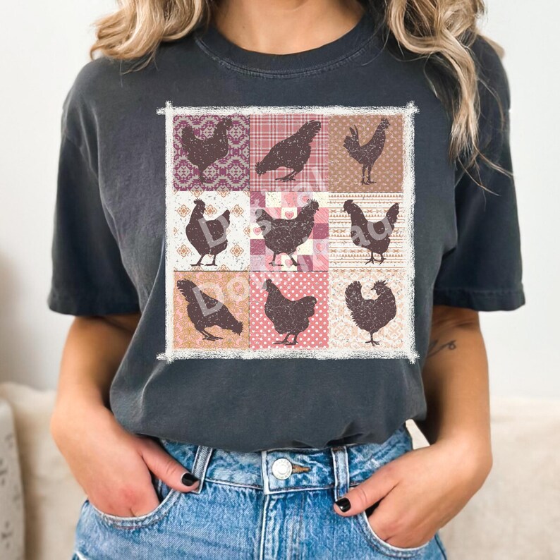 Pode incluir: Uma camiseta cinza escura com um design de patchwork que apresenta silhuetas de galinhas em v&aacute;rias poses. O patchwork &eacute; feito de quadrados rosa, branco e marrom com padr&otilde;es florais.
