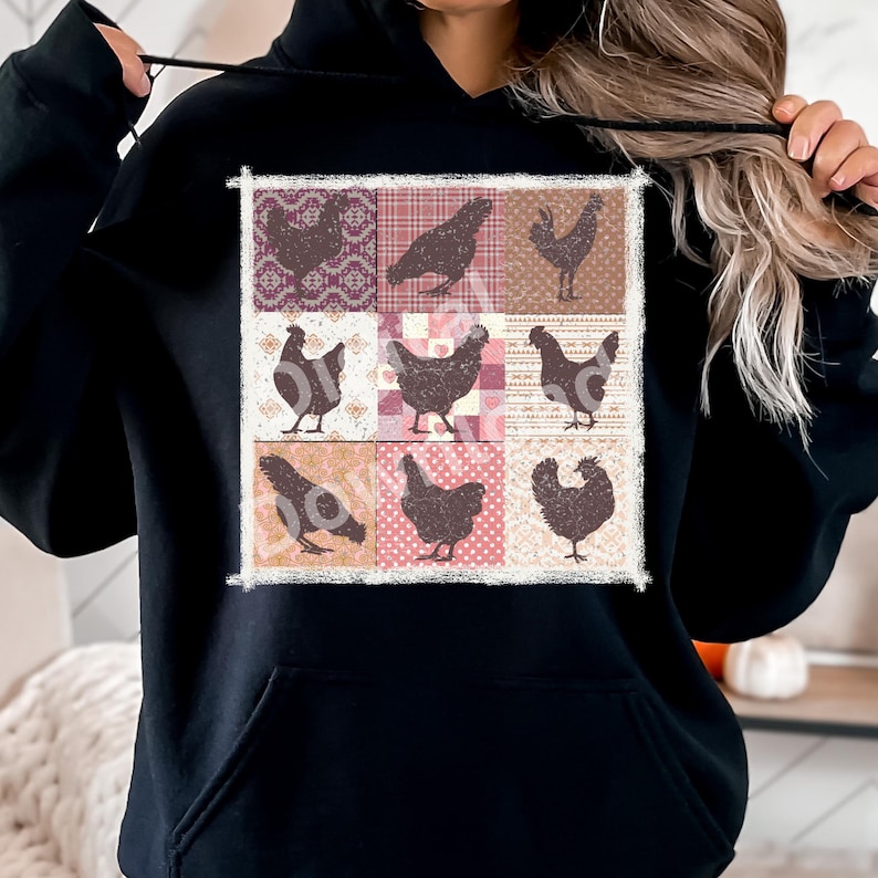 Pode incluir: Camisola de capuz preta com um design de patchwork que apresenta silhuetas de galinhas em v&aacute;rias poses. O patchwork &eacute; em tons de rosa, castanho e branco.