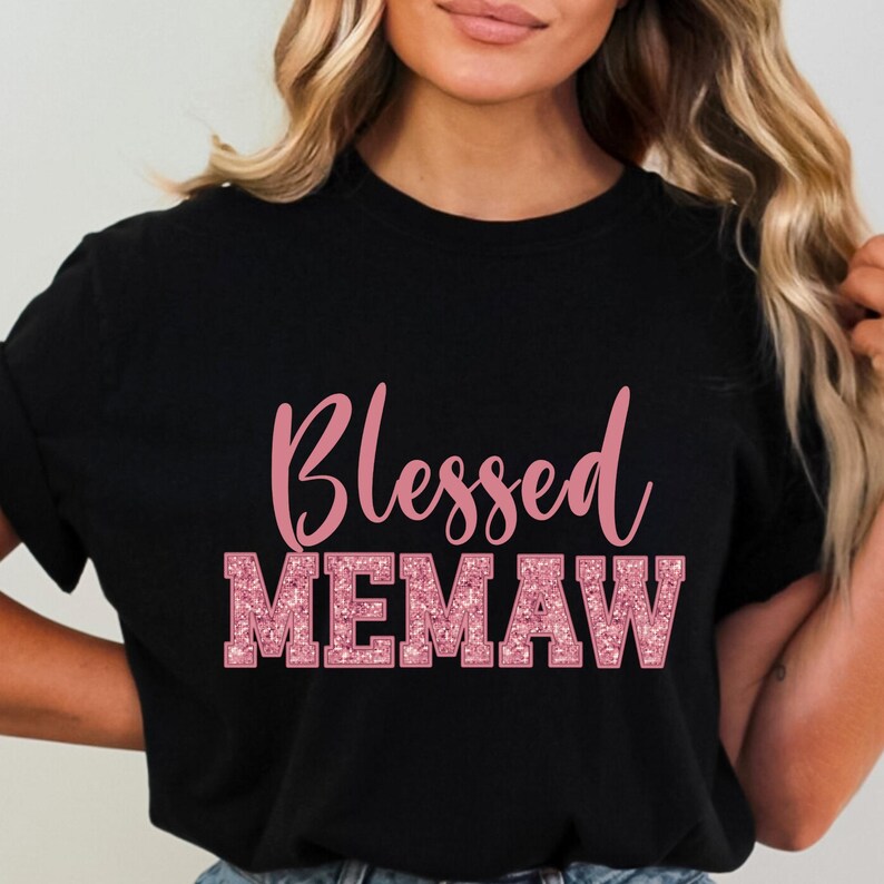 K&ouml;nnte beinhalten: Schwarzes T-Shirt mit dem Text "Blessed Memaw" in pinkfarbenem Glitzer.