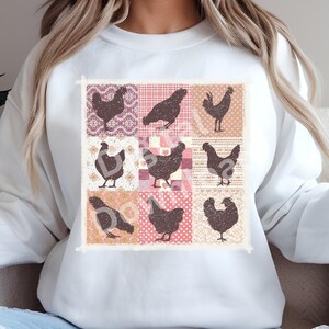 Pode incluir: Camisola branca com um design de patchwork que apresenta silhuetas de galinhas em v&aacute;rias poses. O patchwork &eacute; em tons de rosa, vermelho e castanho.
