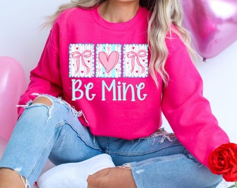 Be Mine PNG, Download digitale del design di sublimazione per San Valentino, Amore png, Fiocco civettuolo png, Camicia con fiocco preppy png, San Valentino alla moda png