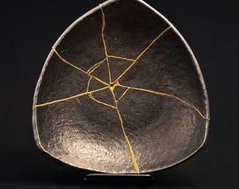 Dreieckiger Kintsugi Teller: Goldene Reparatur, Wabi Sabi Dekor