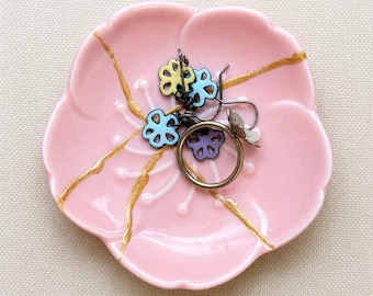 Plat à bijoux rose Sakura Kintsugi - Réparation dorée - Cadeau - Cassé et réparé - wabi sabi
