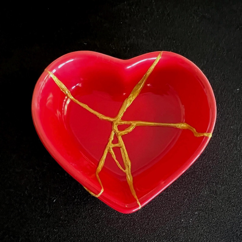 Kintsugi Heart Dish – Meaningful Gift for Difficult Times or Special Moments, Broken & Repaired Red