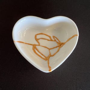 Kintsugi Heart Dish – Meaningful Gift for Difficult Times or Special Moments, Broken & Repaired image 7
