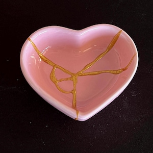 Prato Coração Rosa Kintsugi - Reparo Dourado - Presente - Cerâmica Kintsugi - Quebrado e Reparado - wabi sabi
