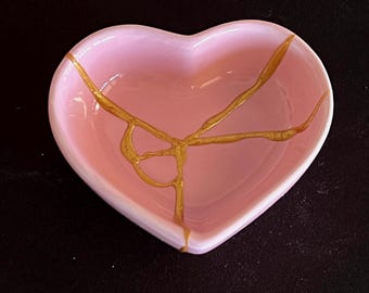 Kintsugi Pink Heart Dish - Golden Repair - Gift - Kintsugi Pottery - Broken and Repaired - wabi sabi