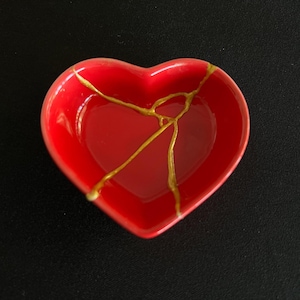 Kintsugi Red Heart Dish - Goldene Reparatur - Geschenk - Kintsugi Keramik - Kaputt und Repariert - wabi sabi