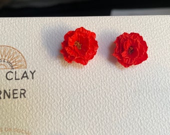 Boucles d'oreilles en pâte polymère fleur rouge