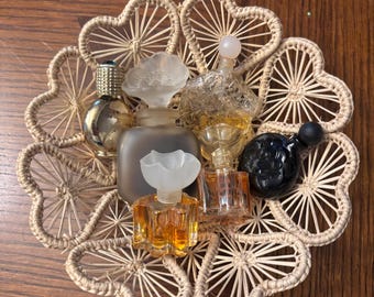 Colección de frascos de perfume vintage: frascos decorativos de vidrio con tapones ornamentados.