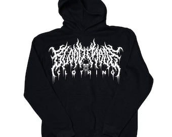 Könnte beinhalten: Schwarzer Kapuzenpullover mit einem weißen Grafikdruck des Textes "SKULLTHONES CLOTHING" in einer gotischen Schrift.