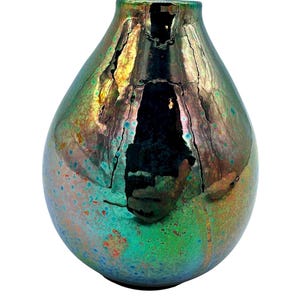 Könnte beinhalten: Eine birnenförmige, irisierende Glasvase mit einer weiten Öffnung. Die Vase hat eine rissige Oberfläche mit einer Mischung aus Farben, darunter Grün, Blau und Lila. Die Vase ist etwa 25 cm hoch.