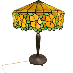 Impresionante lámpara floral de vidrio emplomado de Handel: flores amarillas intensas, base firmada y cableado renovado.