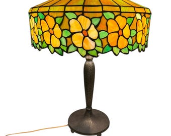 Händel blommig lampa i blyinfattat glas: Signerad fot, omkopplad antik