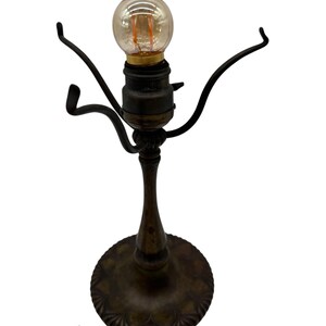 Base de lámpara antigua de bronce de Tiffany Studios, Nueva York, n.° 23603 / Marca antigua / c. 1899-1902 / Cableado renovado / Se adapta a pantallas de 6,5 a 7 pulgadas