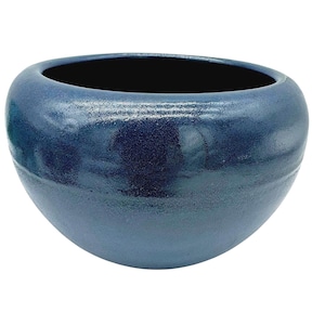 Könnte beinhalten: Handgefertigte, tiefblaue Keramikschale mit breiter Öffnung und runder Form. Die Schale hat eine strukturierte Oberfläche und ein dunkles Inneres. Diese dekorative Schale eignet sich für verschiedene Zwecke.