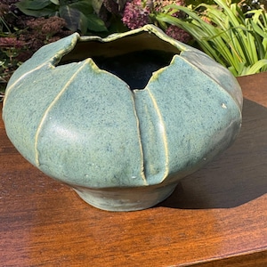 Kunstkeramikvase im Arts & Crafts-Stil, mattgrün, skulpturale Blattform, inspiriert von Grueby, signierte Mystery Pottery