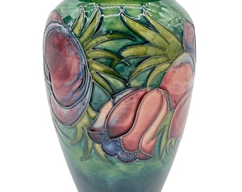 ムーアクロフト作、チューブライニングのアネモネ花瓶、ウィリアム・ムーアクロフト作、WMサイン入り、イギリス、1930年代頃、高さ8.5インチ