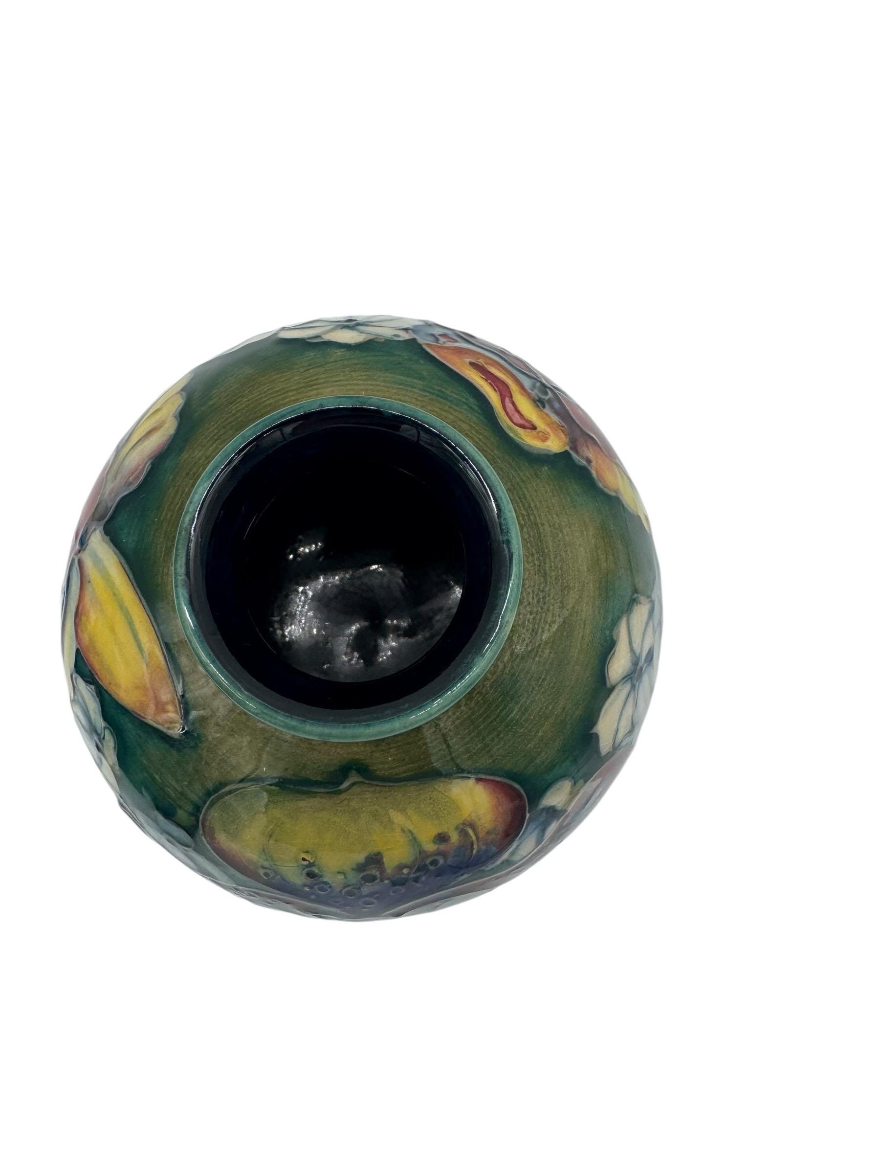 初期ムーアクロフト陶器の花瓶、手彩入りの筒状デザイン、「女王陛下