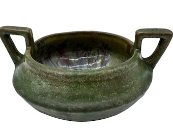 Cuenco antiguo de cerámica artística Fulper con dos asas, circa 1917–1927, esmalte verde jaspeado, estilo Arts and Crafts.