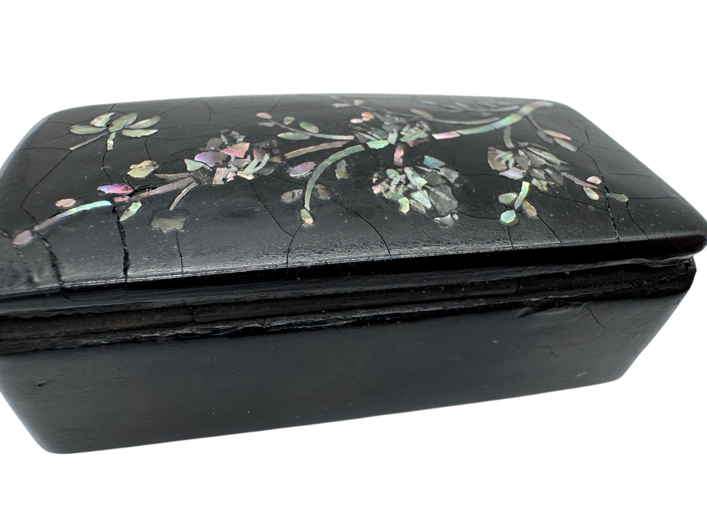 BOITE A JETONS EN NACRE SCULPTEE - auctions & price archive