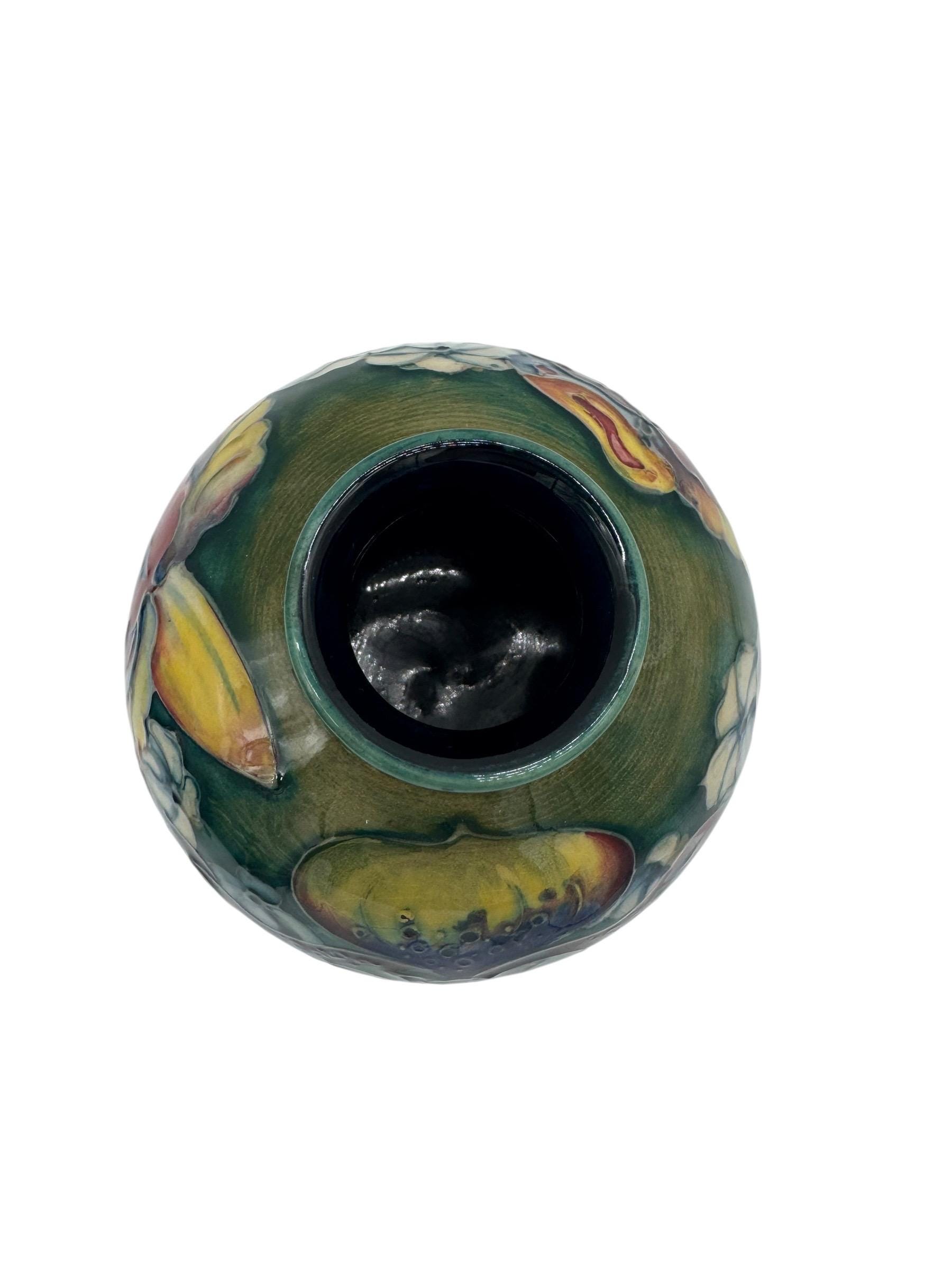初期ムーアクロフト陶器の花瓶、手彩入りの筒状デザイン、「女王陛下
