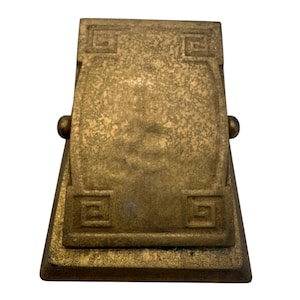 Clip de letras antiguo de Tiffany Studios en bronce dorado – Diseño de llave griega, n.° 1119