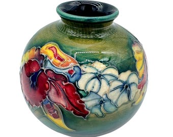 Frühe Moorcroft Keramik Blumenvase, handdekoriertes Tube-Lined Design, “Potter to H.M. Die Königin,“ Circa 1930