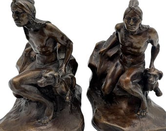 Exquisitos sujetalibros antiguos de indios americanos de bronce macizo