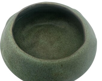 Exceptional 1915 Van Briggle Pottery Bowl – Shape #685 – Rare Hand-Thrown Form in Matte Green