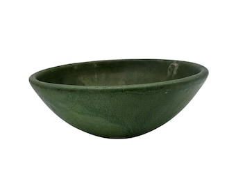 Unsigned Grueby Pottery Bowl – Arts & Crafts Matte Green Glaze, ca. 1900–1910