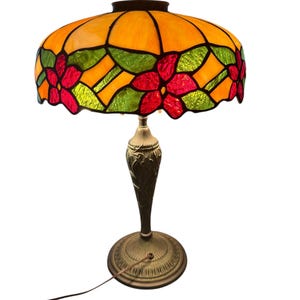 Lámpara de mesa antigua de vitral atribuida a J.A. Whaley: pantalla de 35,5 cm sobre base de época de 56 cm de alto