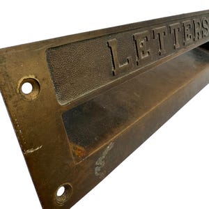 Ranura para correo de latón antiguo / Diseño en relieve con “letras” / Recuperación arquitectónica vintage