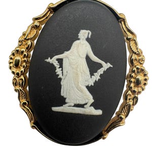 Vintage Wedgwood Jasperware Brooch – Classic Green & White Cameo in Gold-Tone Frame