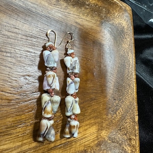Kauai Muschel Ohrringe mit Kahealani, gold filled Ohrhaken, Kahealani Muschel, Puka Muschel, Momi Muschel, Niihau Lei, Hawaiianische Muschel