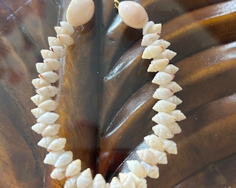 Totally sick!!! Momi shell bracelet. 7 3/4 fresh new design. Kahealani#hawaiian shell#niihau shells#puka shells.