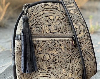 Bandolera de piel con acceso lateral para portar armas ocultas.