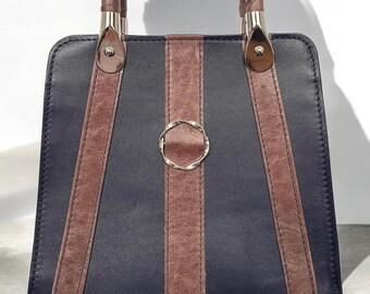 Bolso de piel azul oscuro y marrón