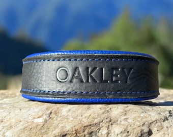 Collar acolchado de cuero de grano completo para perro.