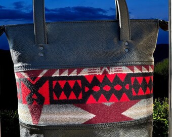 Bolso de mano de piel flor con lana