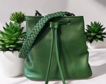 Bolso bandolera tipo cubo de piel de becerro italiana verde