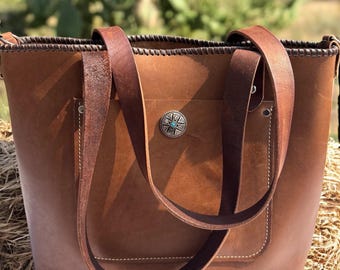 Bolso de mano de piel de plena flor hecho a mano con detalle de encaje.