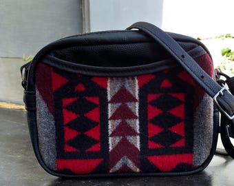 Pequeño bolso bandolera de piel y lana