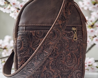 Bolso bandolera de cuero con acceso lateral rápido y porte oculto.