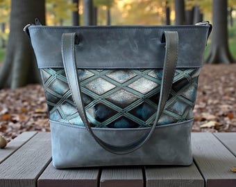 Bolso tote de piel de grano completo azul con panel en relieve de diamantes y cierre de cremallera.