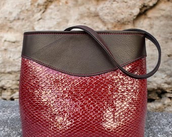 Bolso bandolera o de hombro de piel con estampado de serpiente